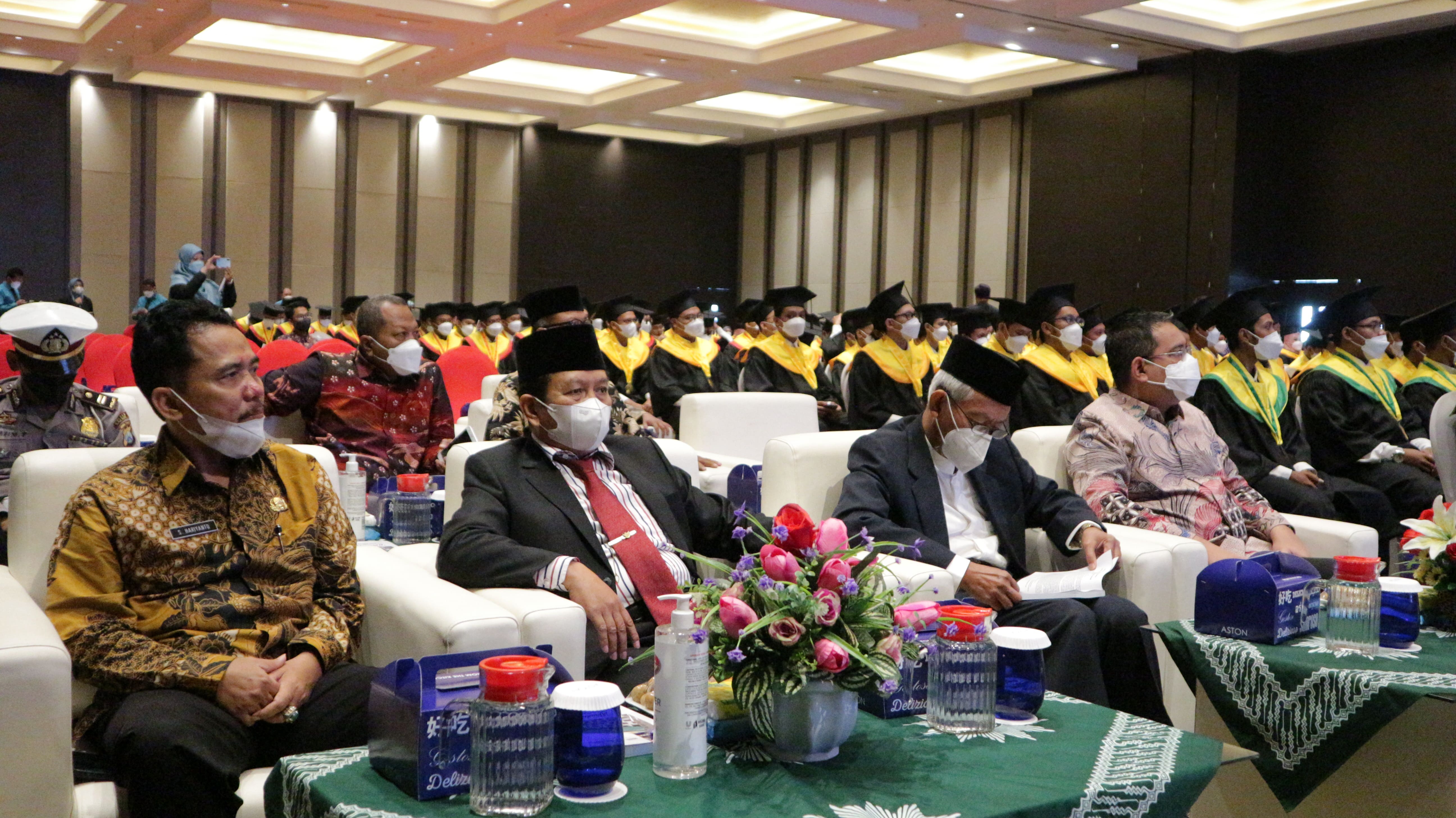 wisuda 3 (2).JPG (1.30 MB)